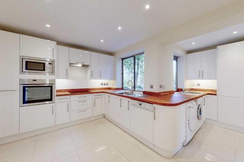 3 bedroom flat to rent, Avenue Road, London, NW8