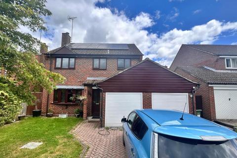 4 bedroom detached house to rent, New Road,  Newbury,  RG14