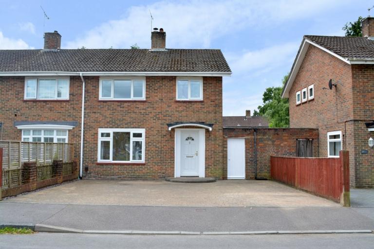 Findon Road, Ifield, RH11 3 bed semi-detached house - £400,000