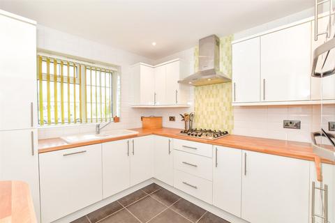 7 Box Tree Avenue, Rustington, Littlehampton, BN16 2RA