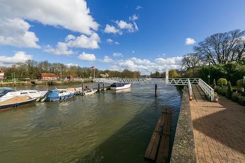 3 bedroom apartment to rent, Twickenham Road, Teddington TW11