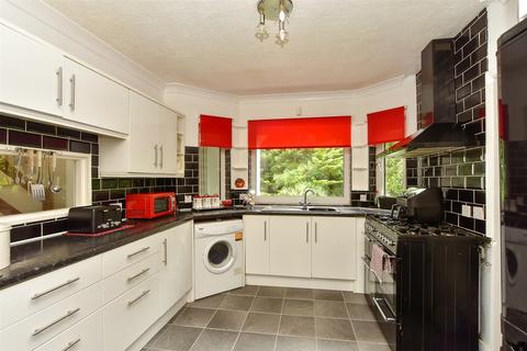 5 bedroom chalet for sale, Chequers Road, Minster-On-Sea, Sheerness, Kent