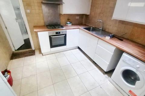 4 bedroom semi-detached house to rent, Station Road, Hounslow TW3