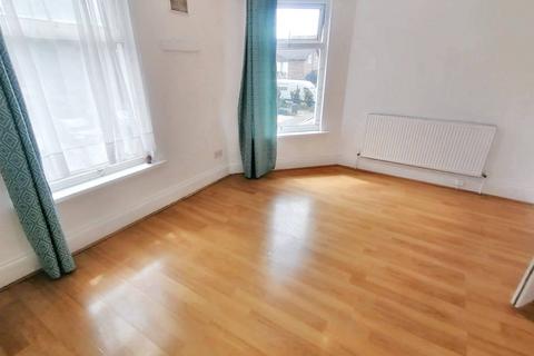 4 bedroom semi-detached house to rent, Station Road, Hounslow TW3