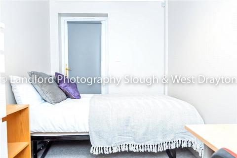 1 bedroom in a house share to rent, Cabell Road, Guildford, Surrey, GU2