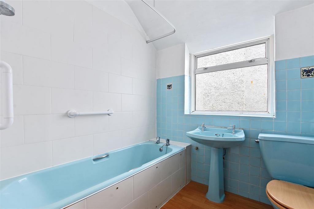 7 Makepeace Ave - Bathroom.JPG
