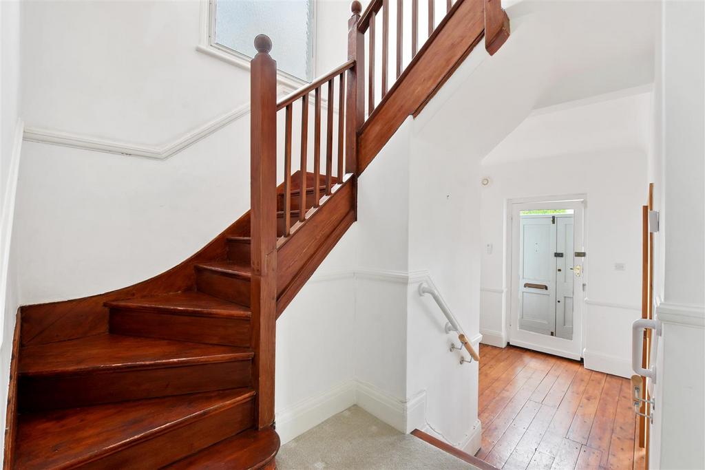 7 Makepeace Ave - Hall.JPG