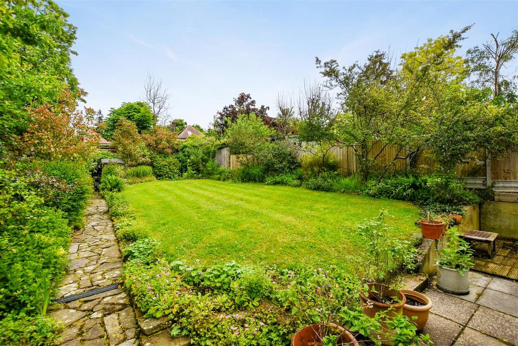 7 Makepeace Ave - Garden.JPG
