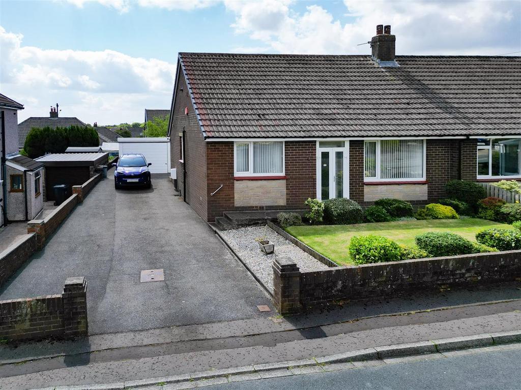 Park Fields, Moor End Road, Halifax 2 bed semidetached bungalow for