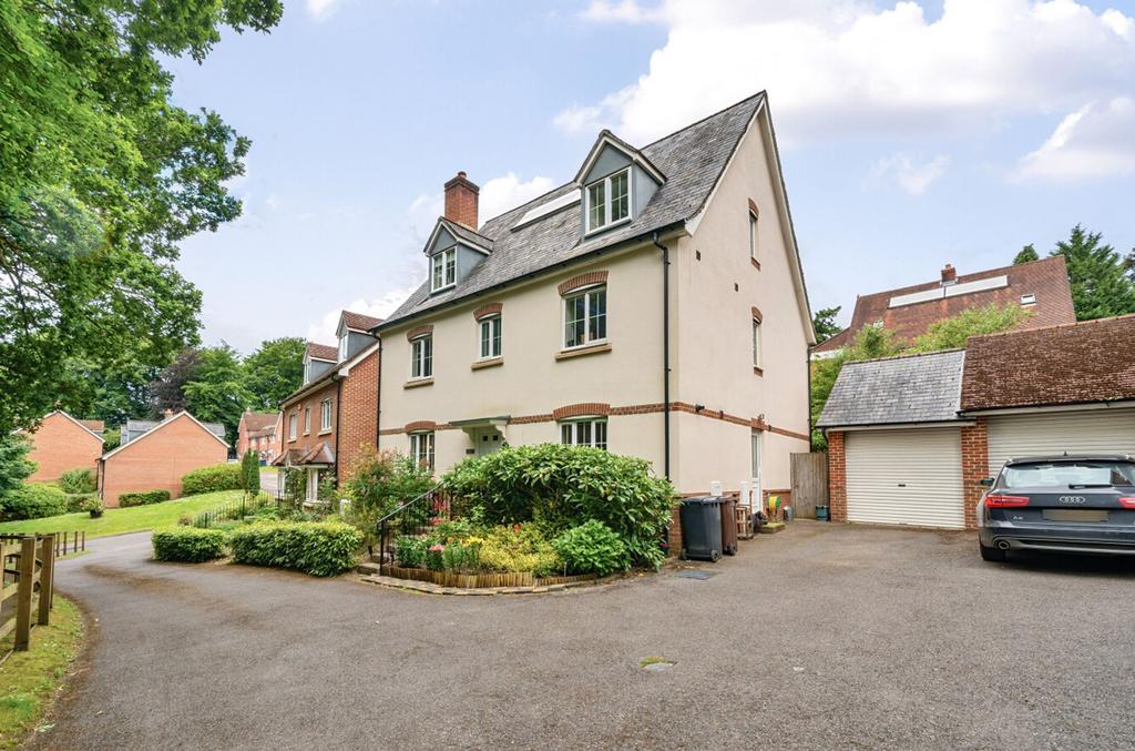 Meadowlands Drive, Haslemere, GU27 5 bed detached house for sale £