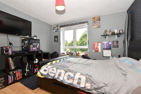 2 bedroom ground floor maisonette for sale, Brackley Close, Wallington, Surrey