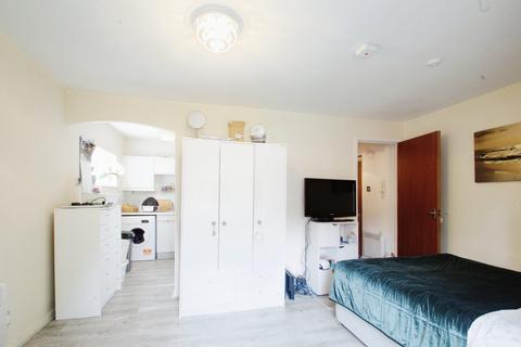 Studio to rent, Knowles Close, Yiewsley, West Drayton UB7