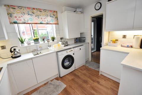 3 bedroom end of terrace house to rent, Whitlow Avenue, Broadheath, WA14