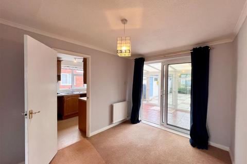 3 bedroom semi-detached house to rent, Crediton Avenue, Southport