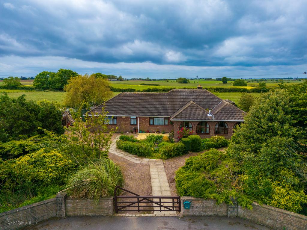 Patrington Road, Holmpton, HU19 2QR 3 bed detached bungalow for sale