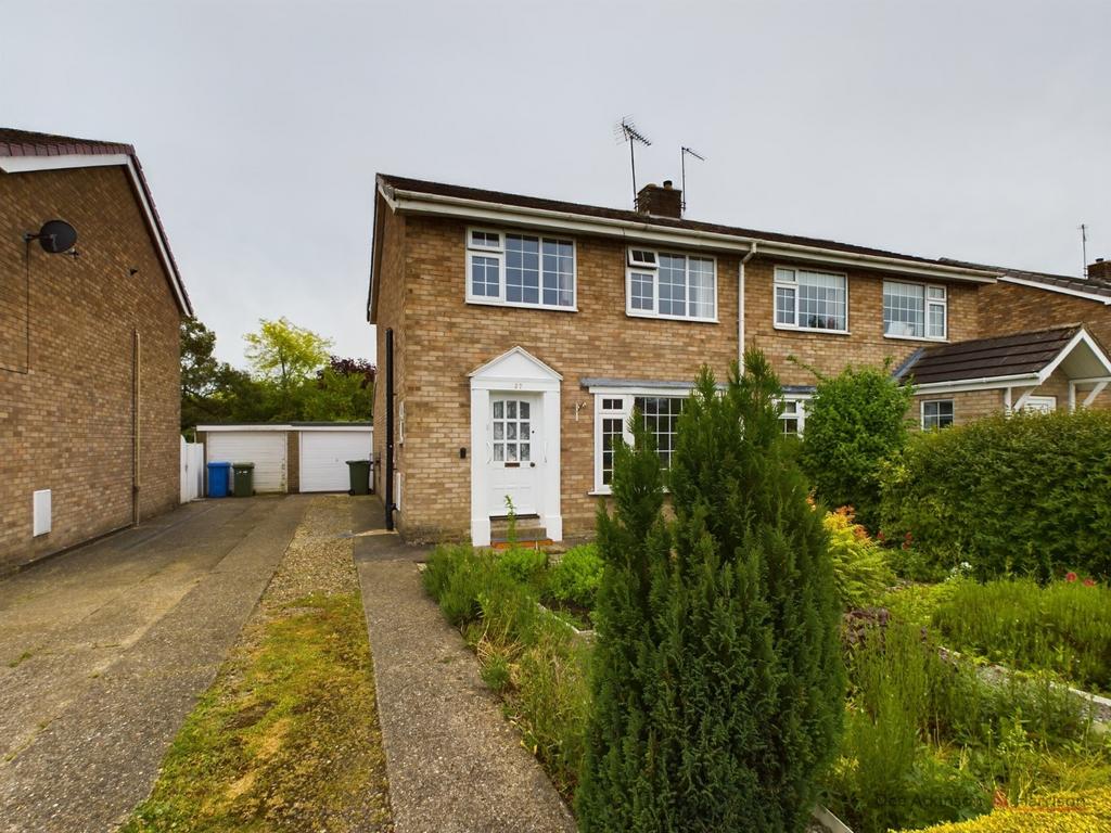 Sycamore Crescent, Hutton Cranswick... 3 bed semidetached house for