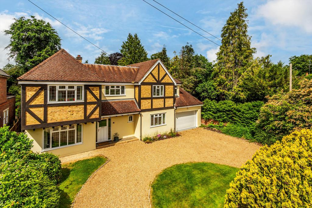 Oak Road, Cobham, Surrey, KT11 5 bed detached house - £1,850,000