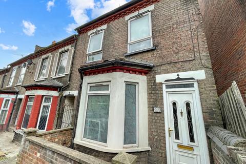 3 bedroom end of terrace house for sale, Hitchin Road, Luton, Bedfordshire, LU2 0EP
