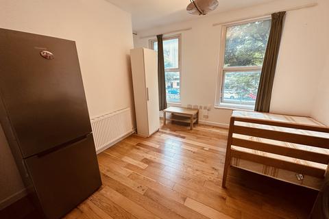 Studio to rent, Holloway Road, London N7