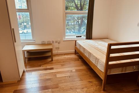 Studio to rent, Holloway Road, London N7