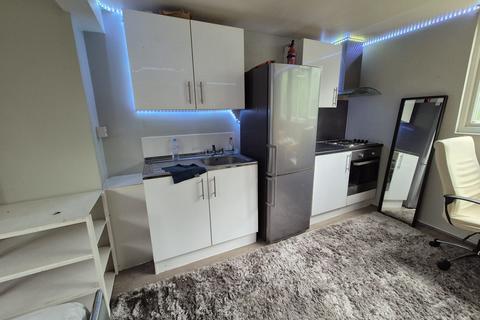 1 bedroom in a house share to rent, Harrow HA2