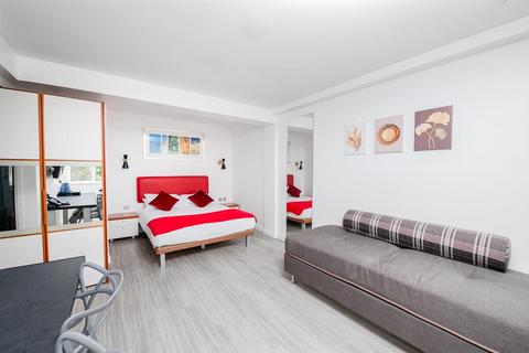 1 bedroom flat to rent, ROLAND HOUSE, ROLAND GARDENS, London, SW7