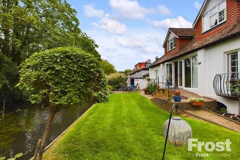 4 bedroom detached house for sale, Ferry Lane, Wraysbury, Berkshire, TW19