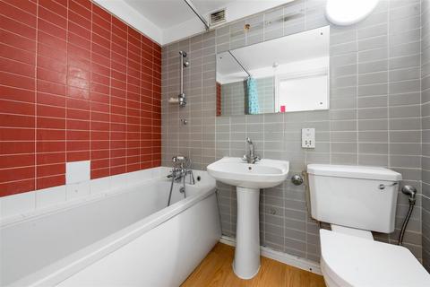 121 The Water Gardens, London, W2 2DD