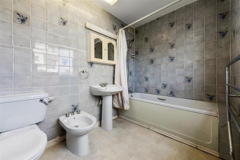 121 The Water Gardens, London, W2 2DD