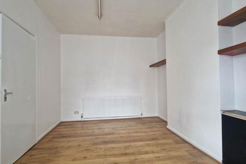 3 bedroom terraced house to rent, Dallow Road, Luton LU1