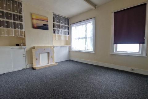 4 bedroom terraced house to rent, Dallow Road, Luton LU1