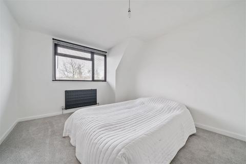 28 The Vale, Oakley, Basingstoke, RG23 7LB