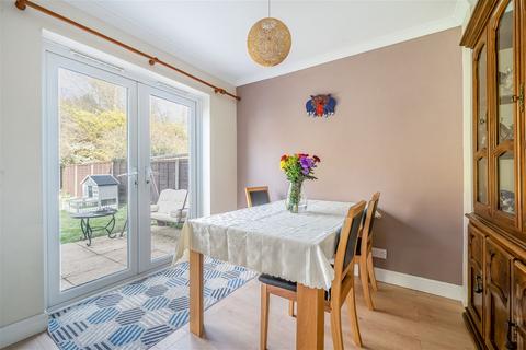 6 Foxmoor Close, Oakley, Basingstoke, RG23 7BQ