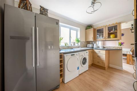 6 Foxmoor Close, Oakley, Basingstoke, RG23 7BQ