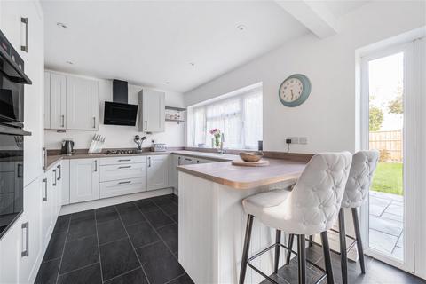 15 Stour Road, Oakley, Basingstoke, RG23 7AR