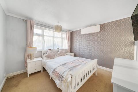 15 Stour Road, Oakley, Basingstoke, RG23 7AR