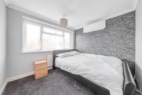 15 Stour Road, Oakley, Basingstoke, RG23 7AR