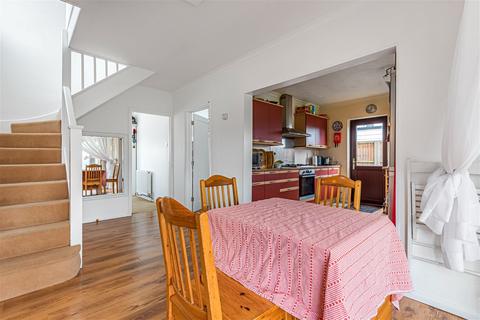 9 Blackwater Close, Oakley, Basingstoke, RG23 7AS