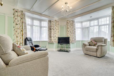 2 bedroom apartment for sale, St. James Avenue, Thorpe Bay, SS1