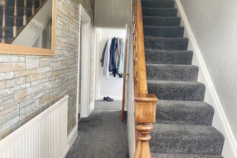 3 bedroom end of terrace house to rent, Cowlersley Lane, Huddersfield HD4