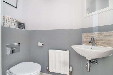 9 Edneys Walk, Overton, Basingstoke, RG25 3FB