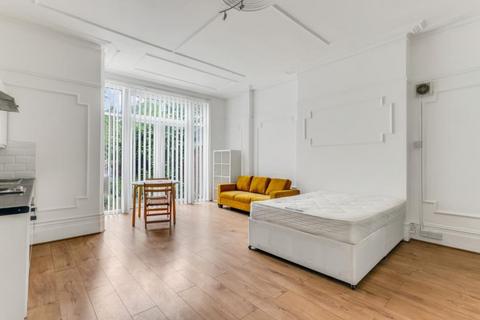 Studio to rent, Manstone Road, Cricklewood, NW2