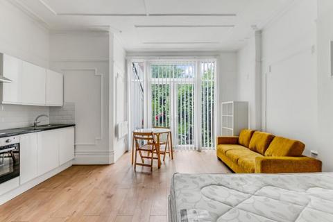 Studio to rent, Manstone Road, Cricklewood, NW2
