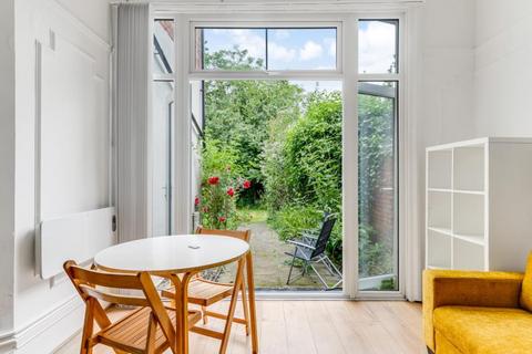 Studio to rent, Manstone Road, Cricklewood, NW2