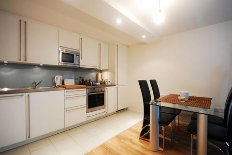 Studio to rent, Great West Road, Hammersmith, London, W6
