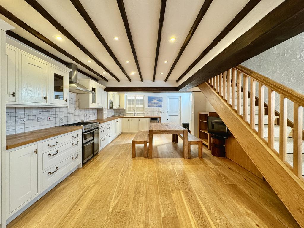 Shakespeare Road, London NW7 2 bed semidetached house £2,700 pcm (£