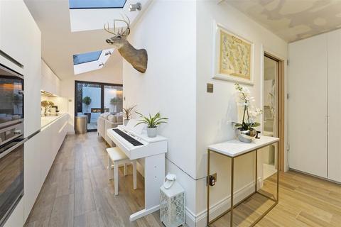 2 bedroom flat for sale, Medfield Street, London, SW15