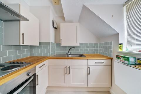 2 bedroom flat for sale, Mulberry Mead, Whitchurch, Hampshire, RG28 7BE