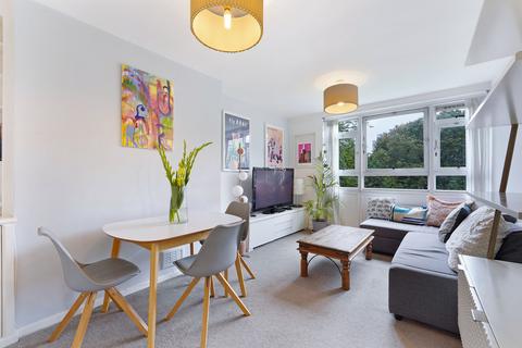 3 bedroom flat for sale, Maskelyne Close, London, SW11