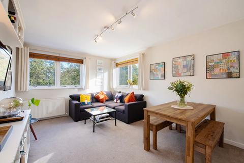 2 bedroom flat for sale, Parkgate Road, London, SW11